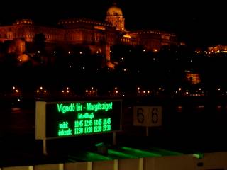 Utastájékoztató grafikus fényújságok (Budapest, Vigadó téri hajóállomás)
